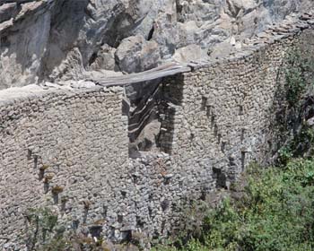 Le pont inca au Machu Picchu